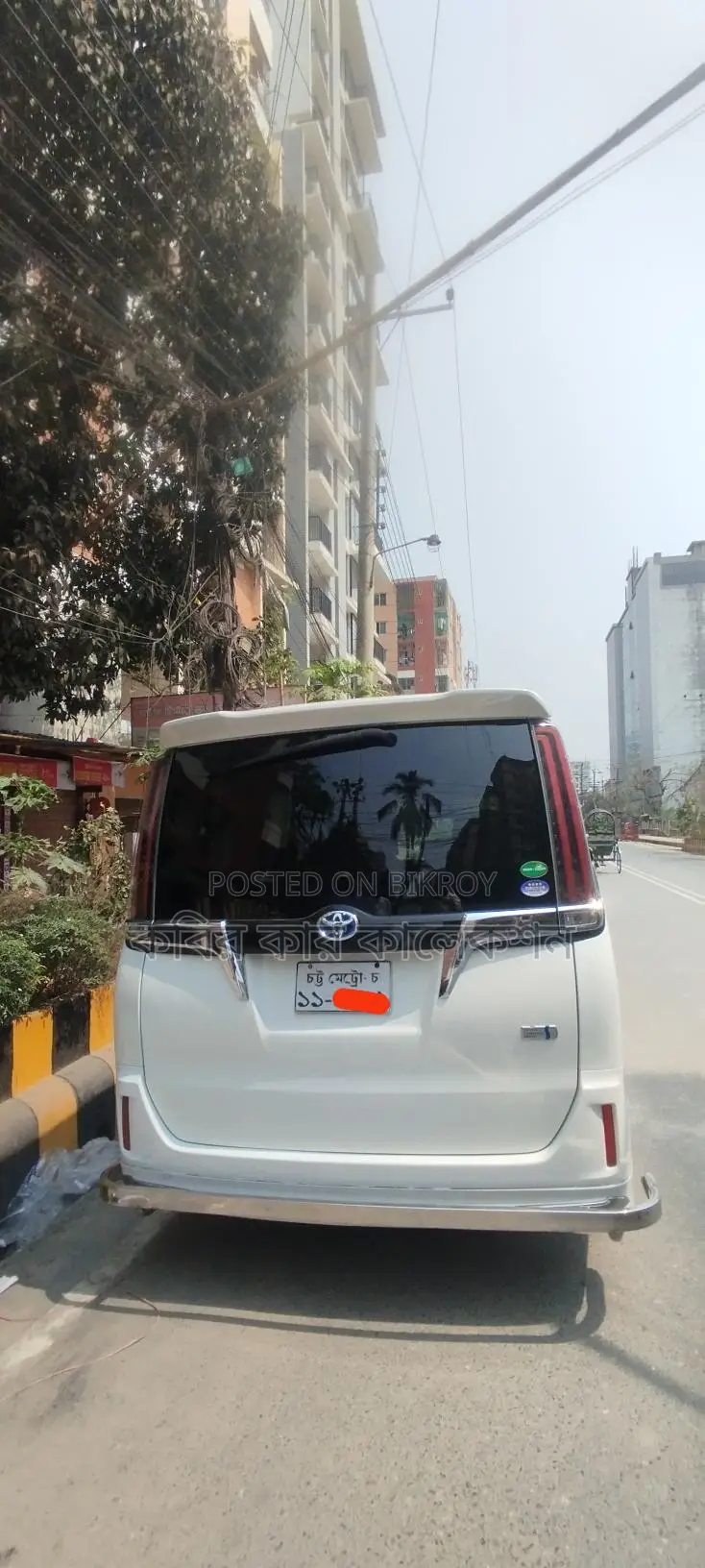 Toyota Esquire hybrid 2018