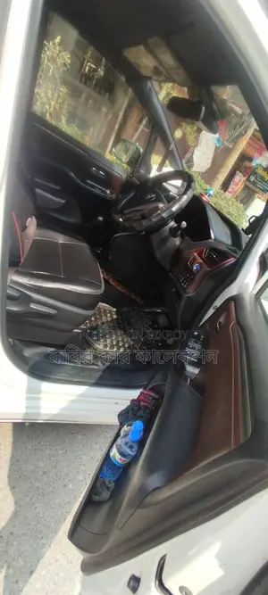 Toyota Esquire hybrid 2018