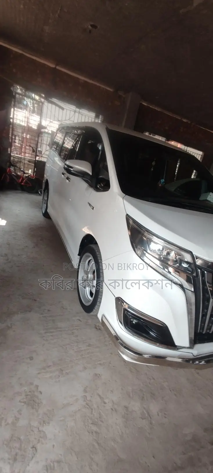 Toyota Esquire hybrid 2018