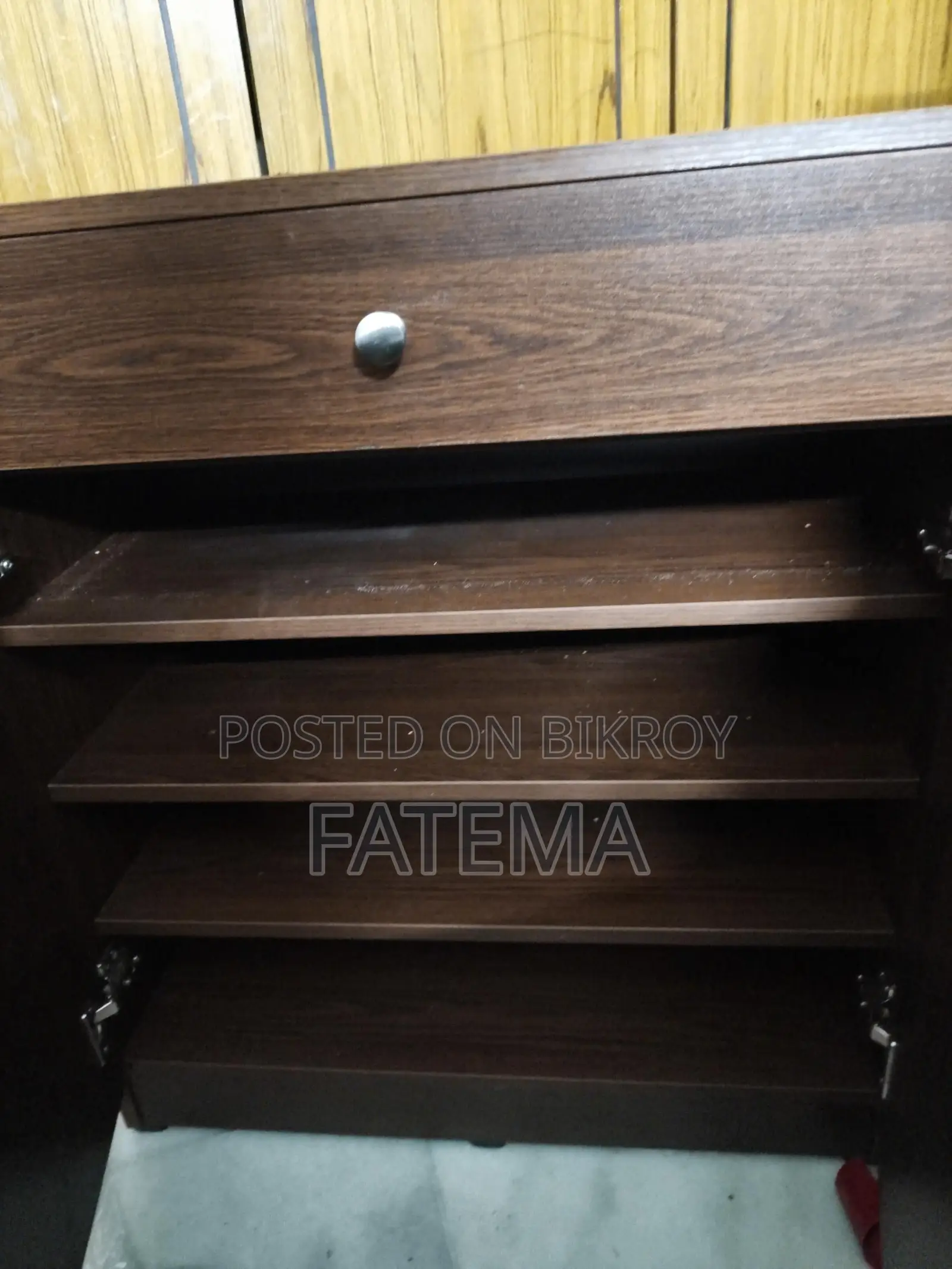 Used for 1 Month... Absolutely Fresh... Selling because I need a bigger show rack