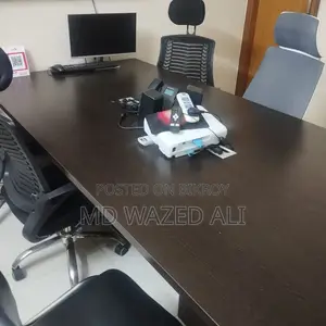 কনফারেন্স টেবিল