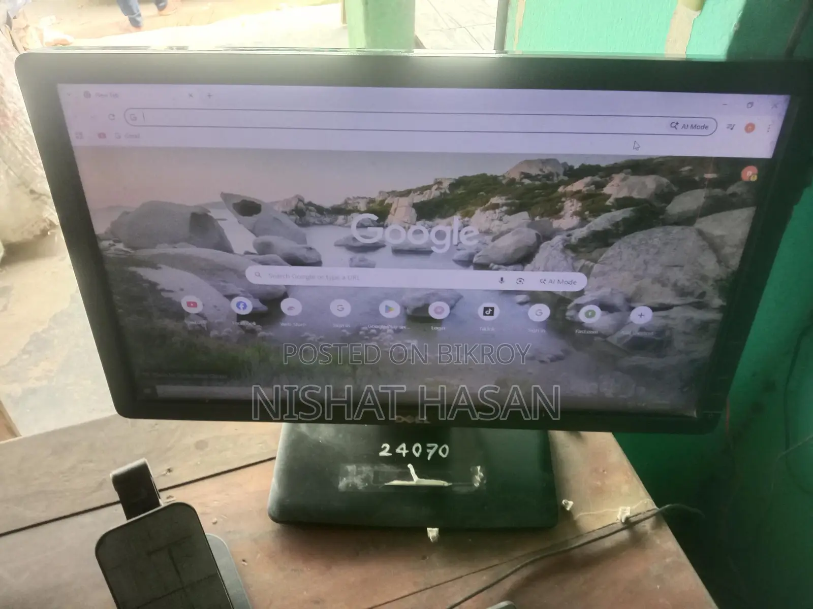 Monitor for sale, no issues except for a green line, otherwise fresh