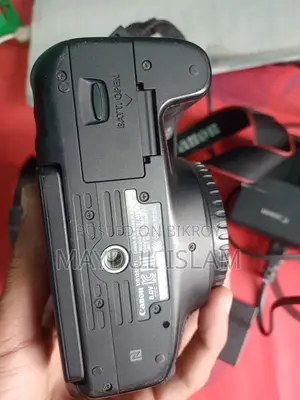 Canon 750D with 50mm STM prime lens 2 batteries and charger