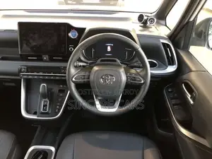 Toyota Noah SZ HYB 4 POINT 2022