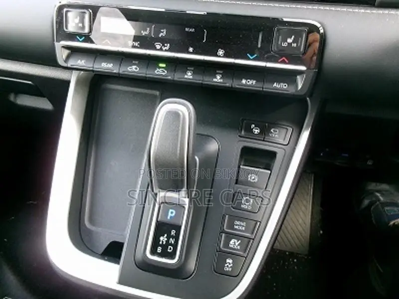 Toyota Noah SZ HYB 4 POINT 2022