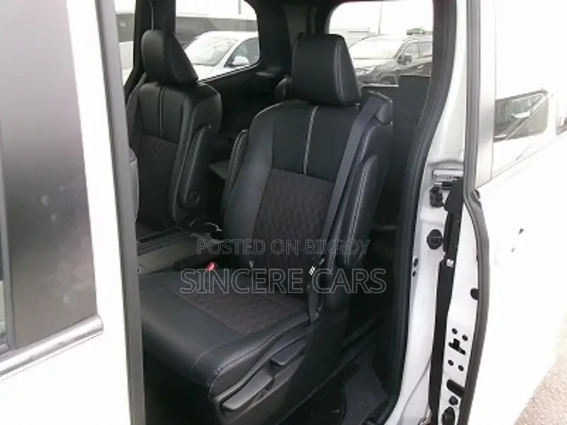 Toyota Noah SZ HYB 4 POINT 2022
