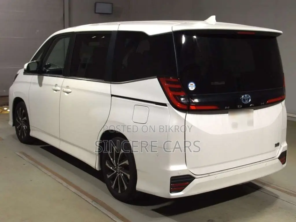 Toyota Noah SZ HYB 4 POINT 2022