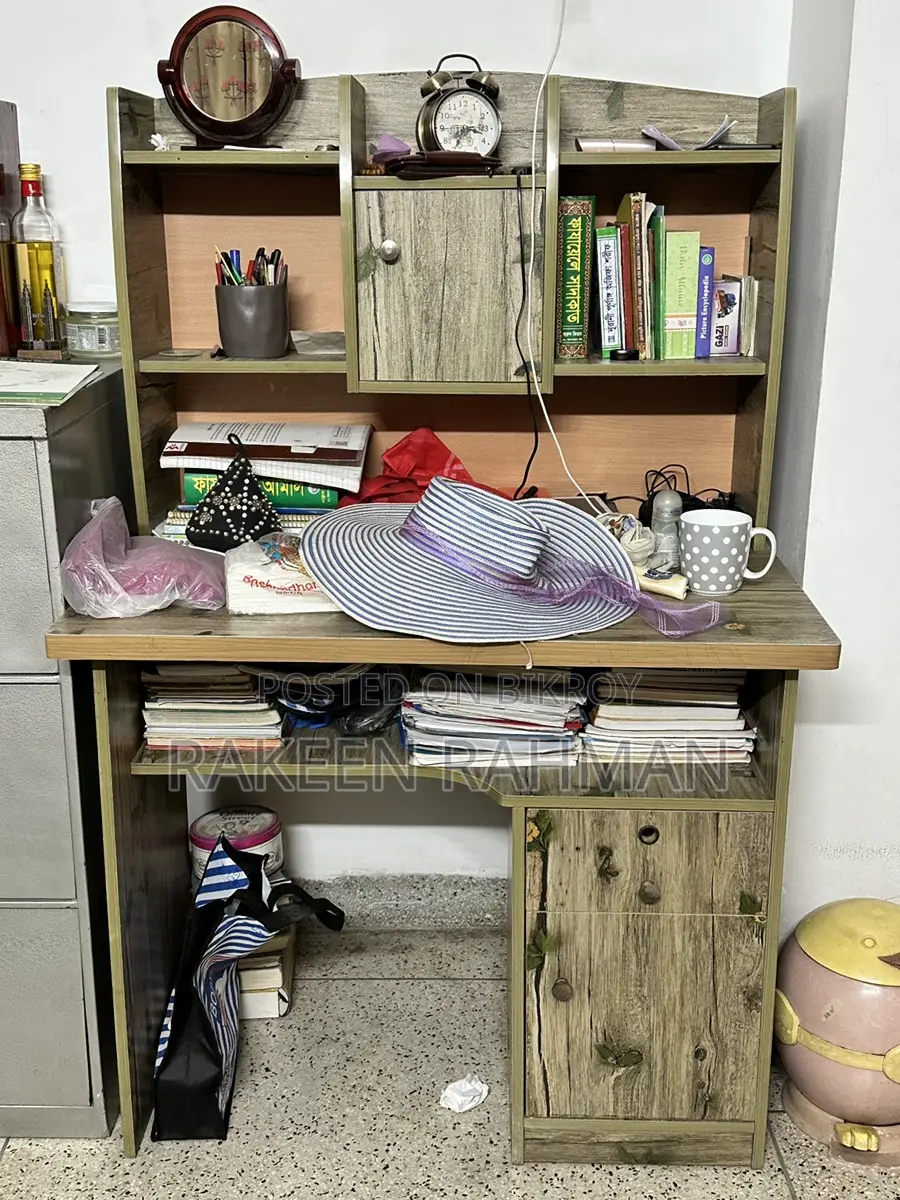 সুন্দর প্যাটার্নযুক্ত স্টাডি টেবিল