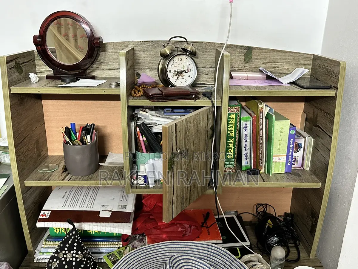 সুন্দর প্যাটার্নযুক্ত স্টাডি টেবিল