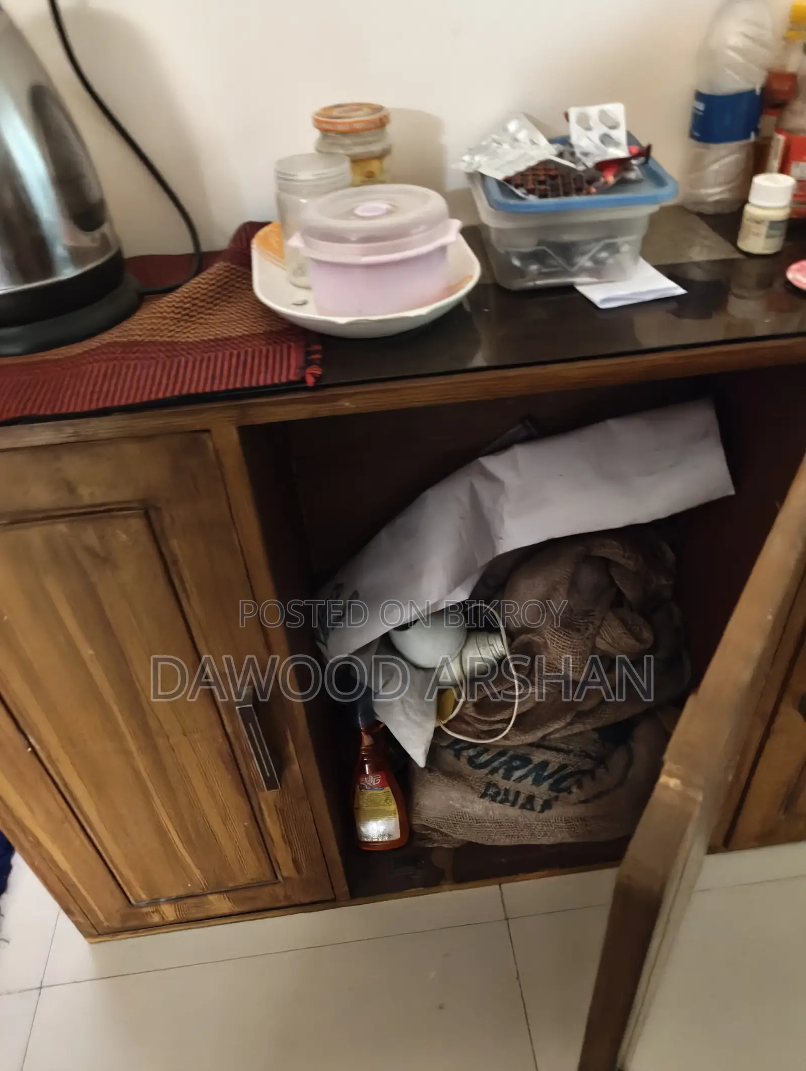 ডাইনিং হল এবং লিভিং রুমের জন্য ক্যাবিনেট