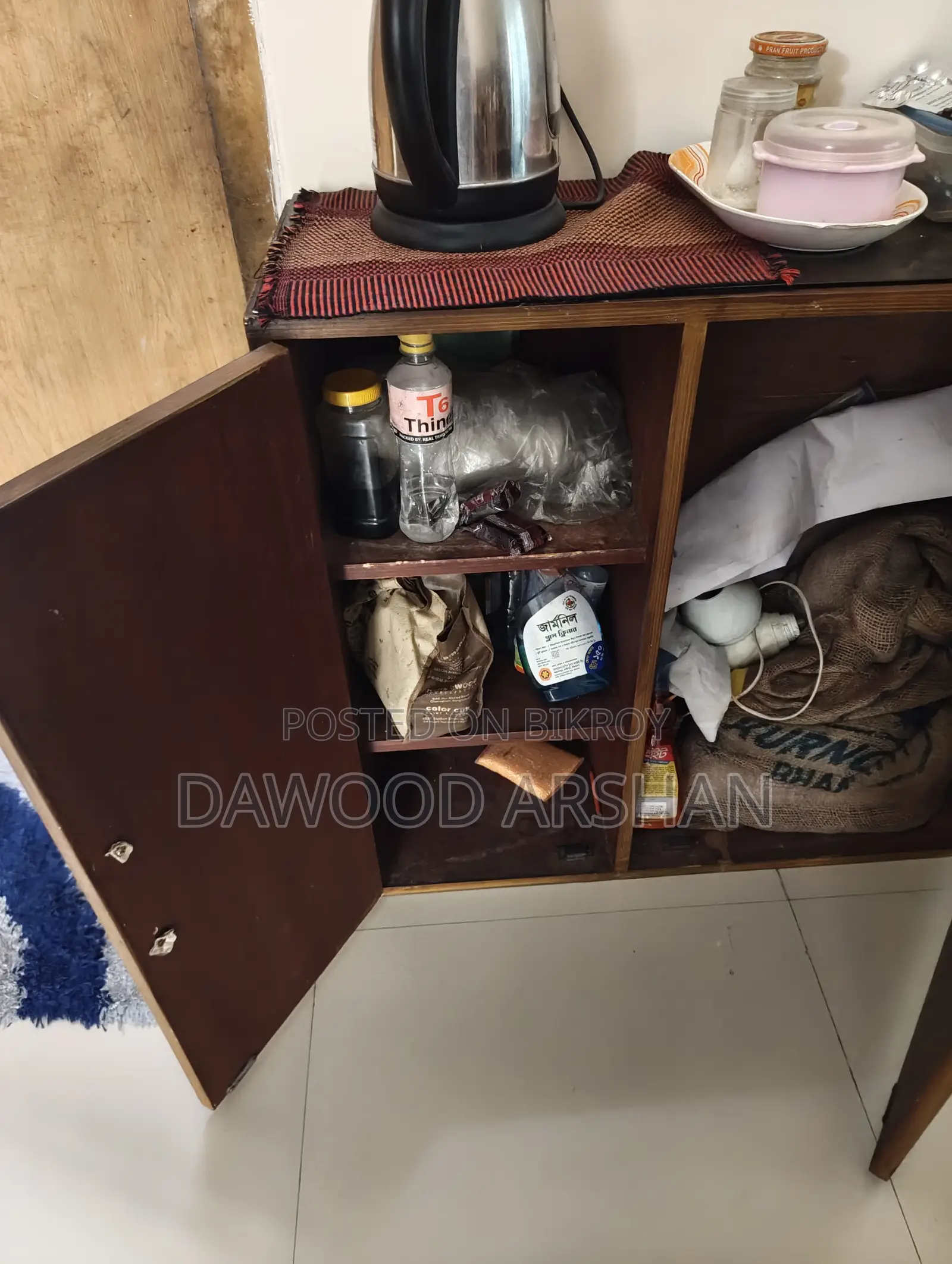 ডাইনিং হল এবং লিভিং রুমের জন্য ক্যাবিনেট