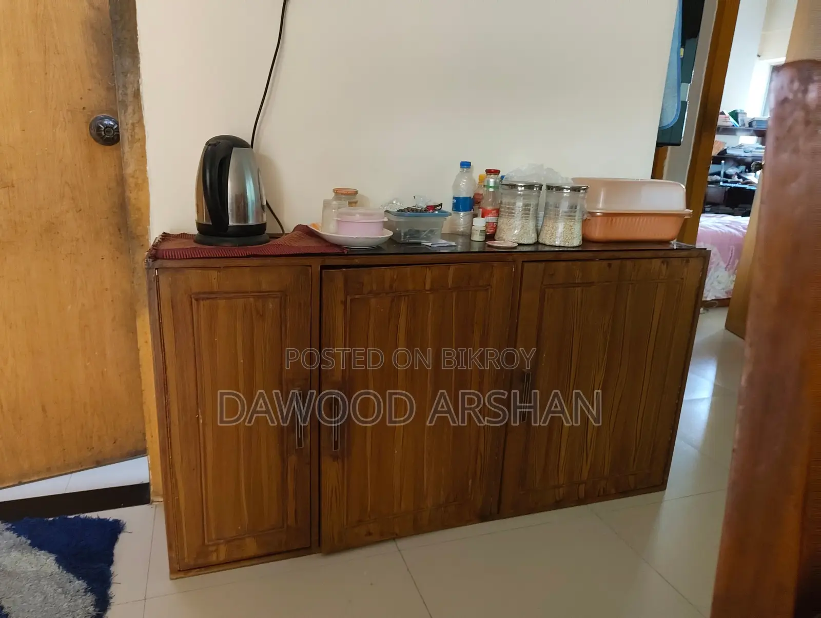ডাইনিং হল এবং লিভিং রুমের জন্য ক্যাবিনেট