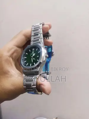 একদম ফ্রেশ ব্র্যান্ড নিউ একটি ঘড়ি