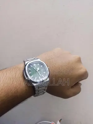 একদম ফ্রেশ ব্র্যান্ড নিউ একটি ঘড়ি