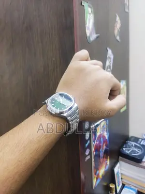 একদম ফ্রেশ ব্র্যান্ড নিউ একটি ঘড়ি