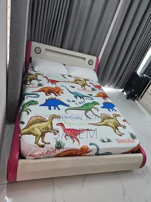 ২টি চাইনিজ পিইউ লেদার কভারড বেড ম্যাট্রেস সহ। ব্যবহৃত।