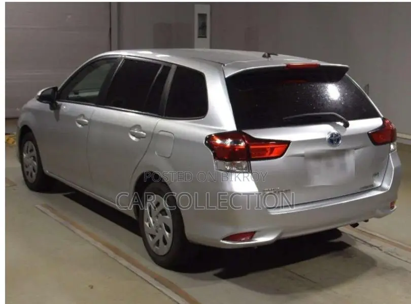 Toyota Fielder Ex Hybrid Silver 2022