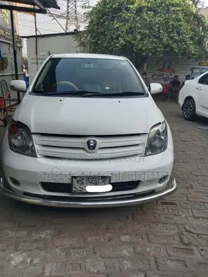 Toyota ist white 2003