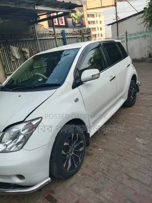 Toyota ist white 2003