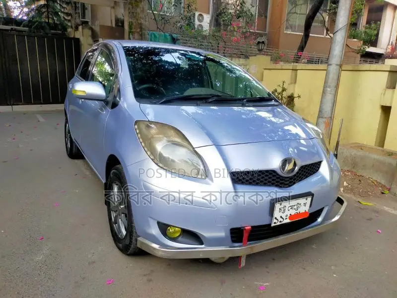 Toyota Vitz silver 2009