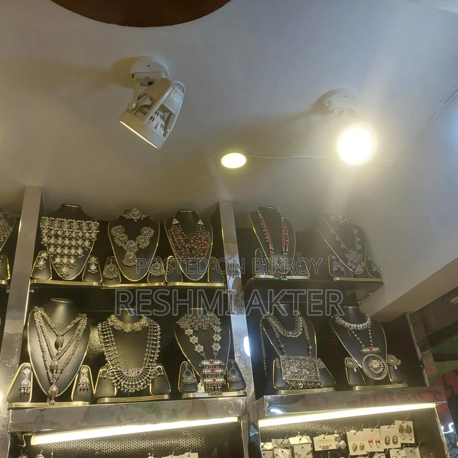 Shop for rent with all inventory