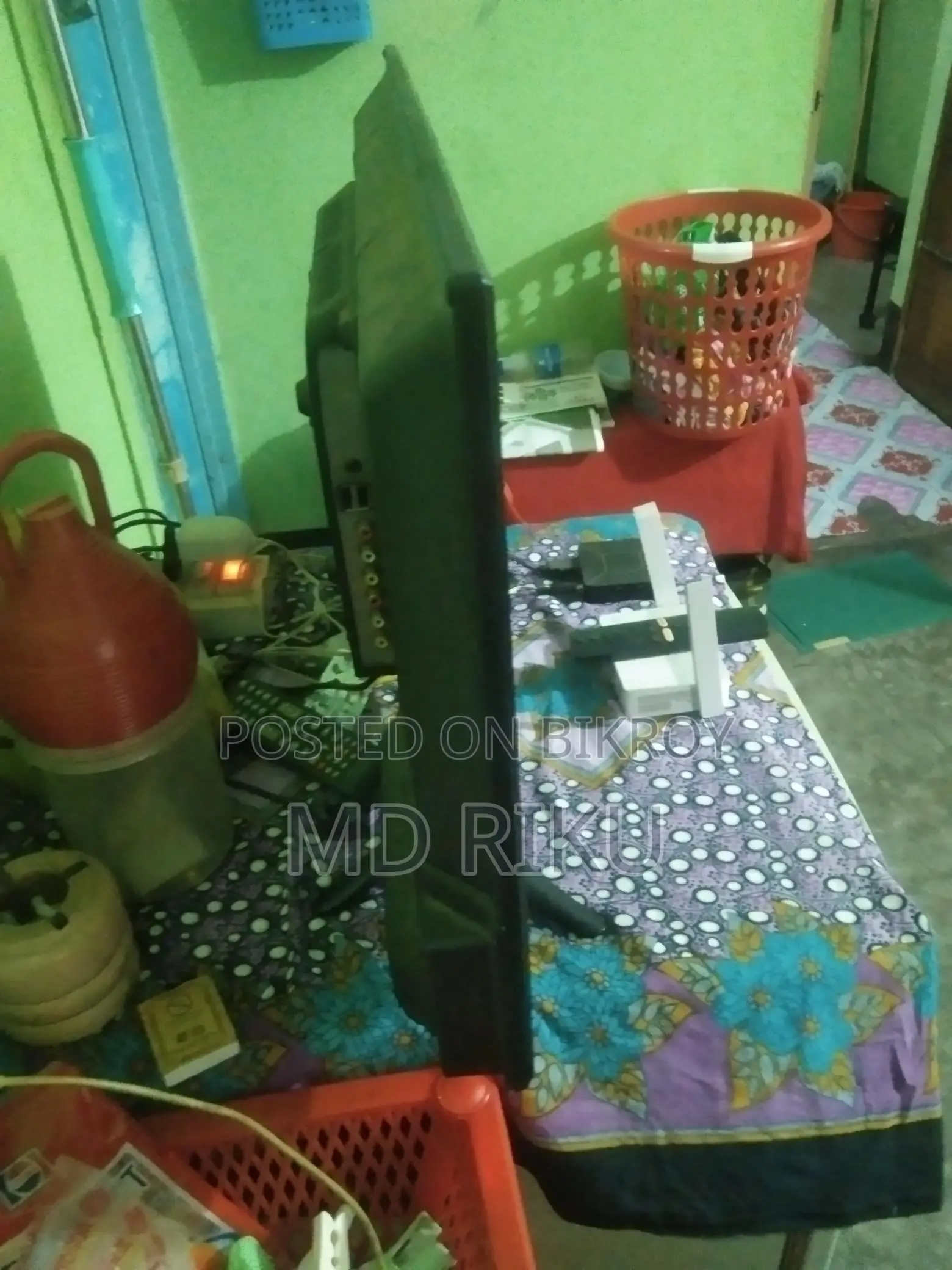 একটি এলইডি টিভি অ্যান্ড্রয়েড বক্স রাউটার বিক্রি হবে