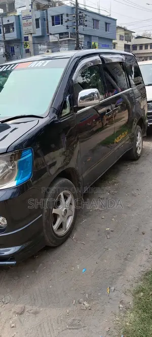 Toyota Noah . 2002
