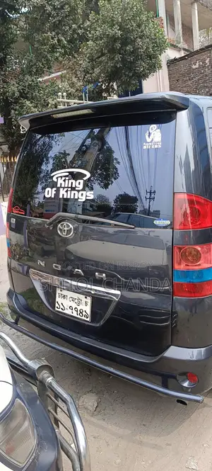 Toyota Noah . 2002