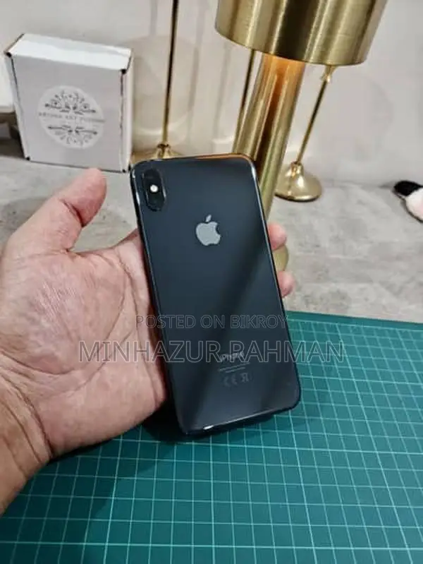 Apple iPhone XS . (Used)