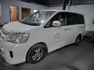 Toyota Noah . 2003