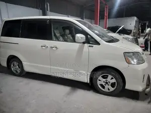 Toyota Noah . 2003