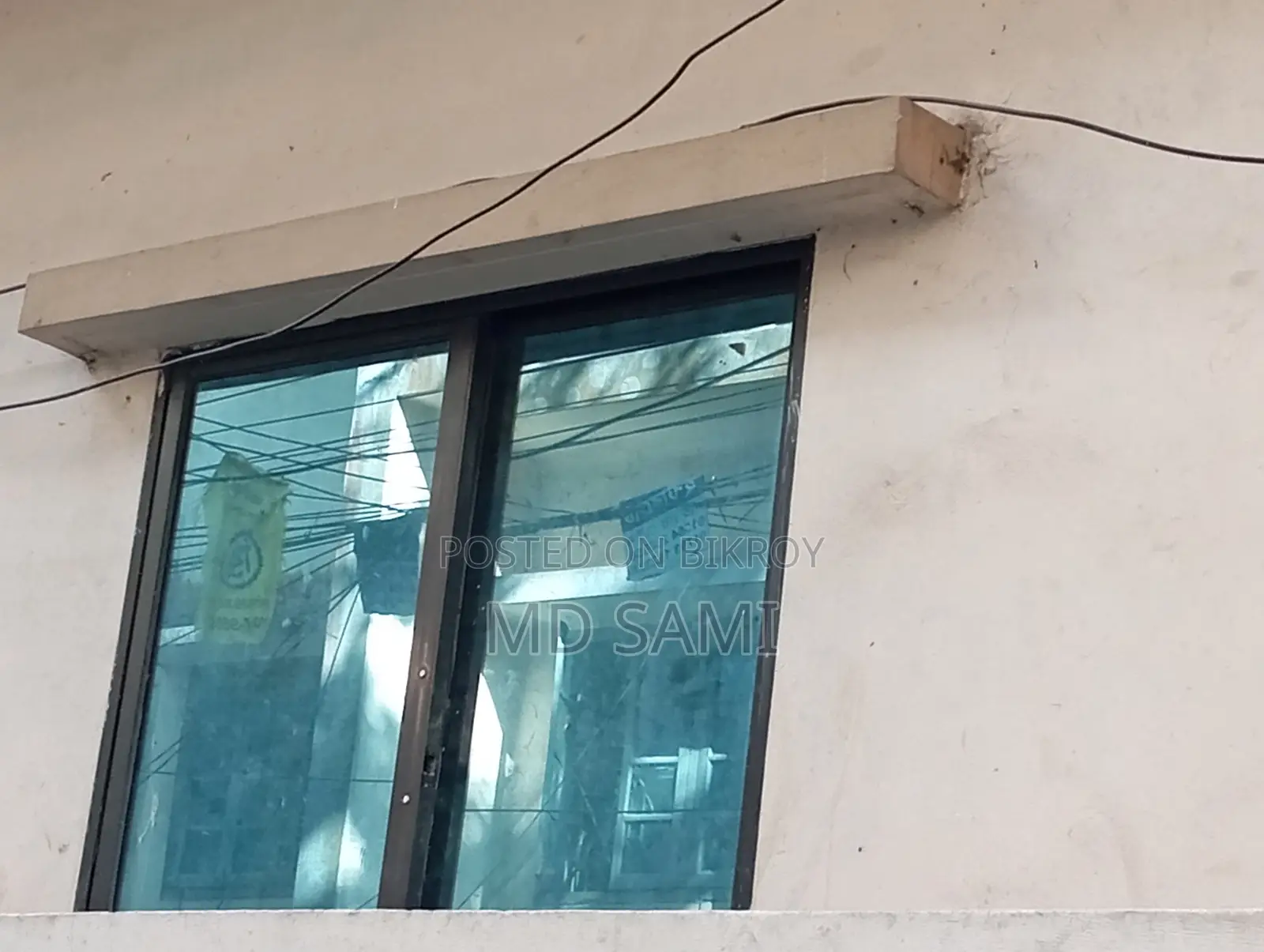 জানালার থাই গ্লাস গ্রীল সহ