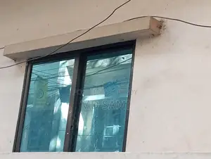 জানালার থাই গ্লাস গ্রীল সহ