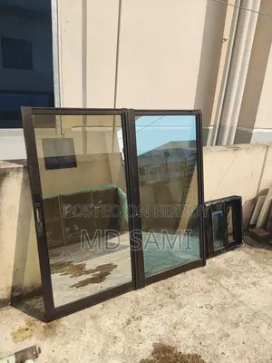 জানালার থাই গ্লাস গ্রীল সহ
