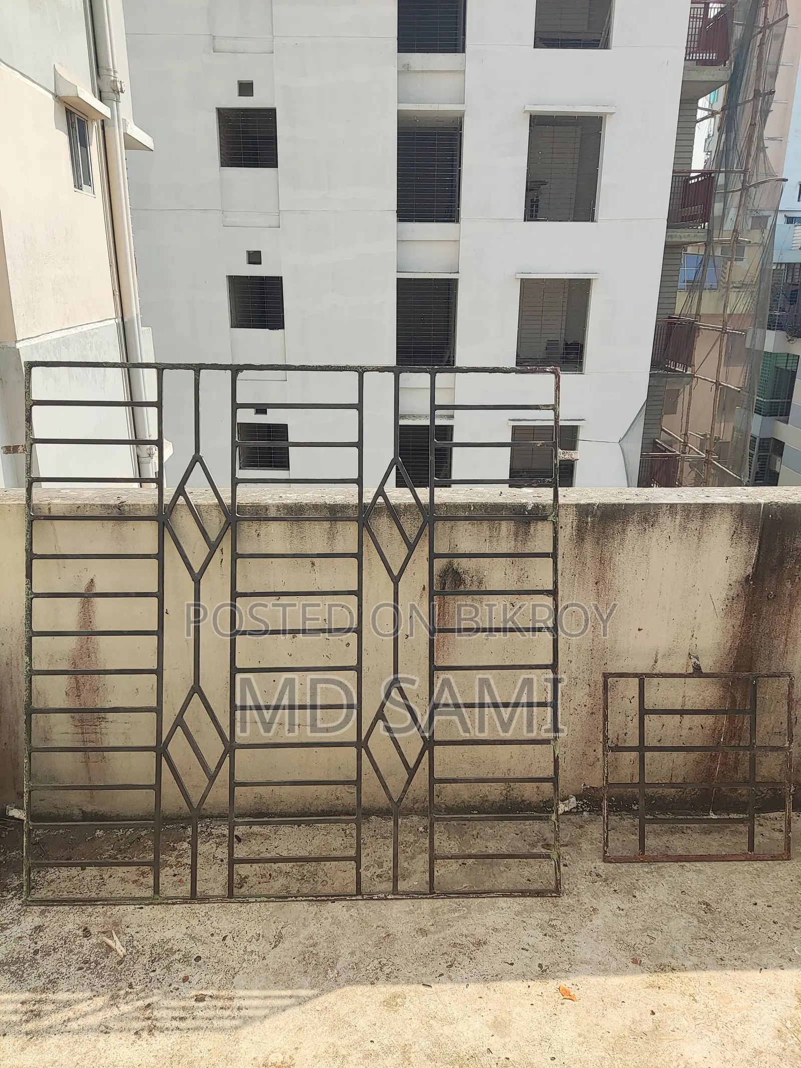 জানালার থাই গ্লাস গ্রীল সহ