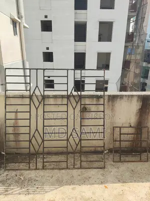 জানালার থাই গ্লাস গ্রীল সহ
