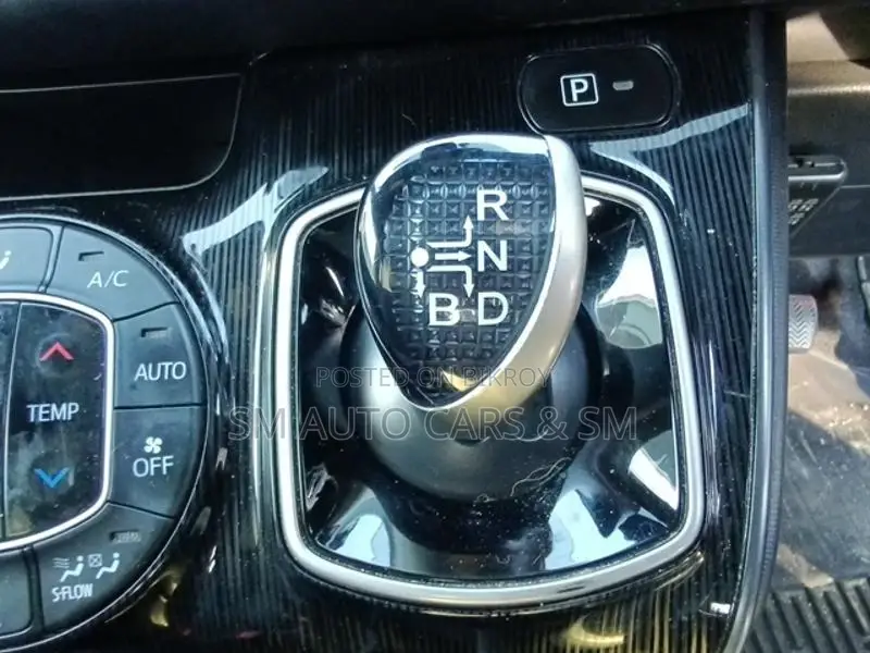 Toyota Esquire Hybrid Gi Premium 2021