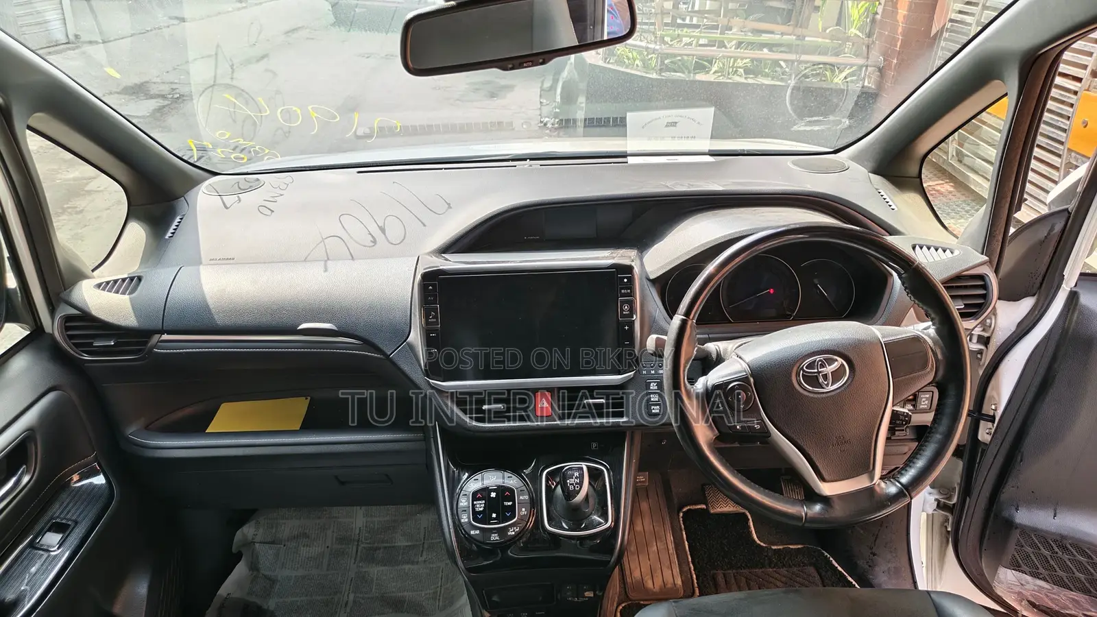 Toyota Esquire HYBRID- PUSH START 2020