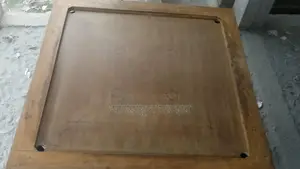 ভালো মানের একটি দোকানের কেরাম বোর্ড আছে