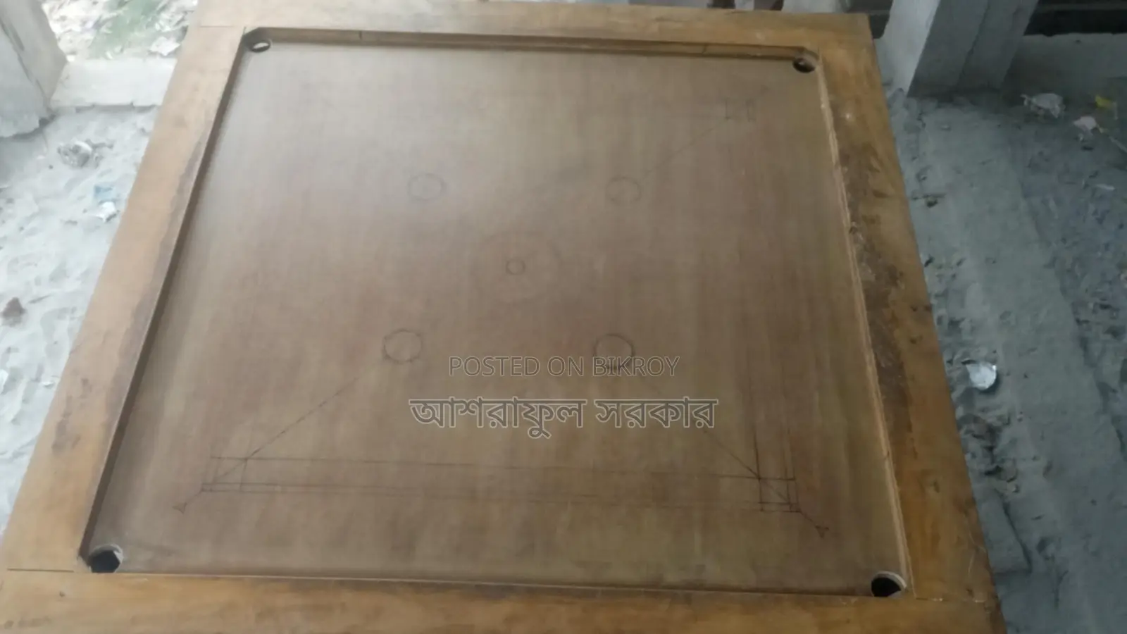 ভালো মানের একটি দোকানের কেরাম বোর্ড আছে