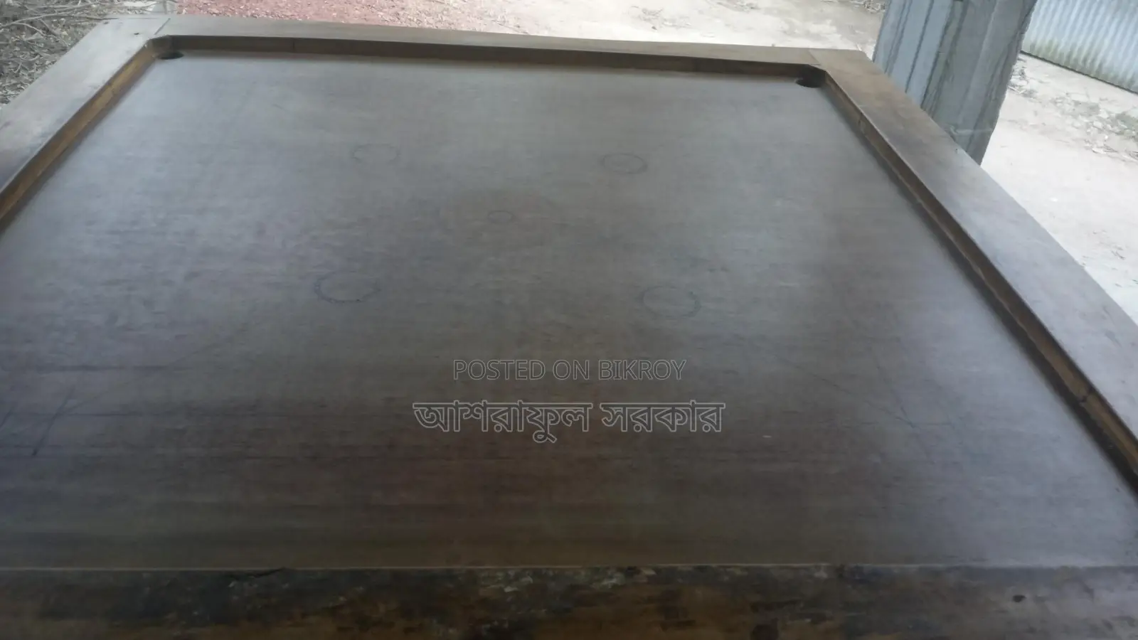 ভালো মানের একটি দোকানের কেরাম বোর্ড আছে