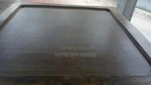 ভালো মানের একটি দোকানের কেরাম বোর্ড আছে