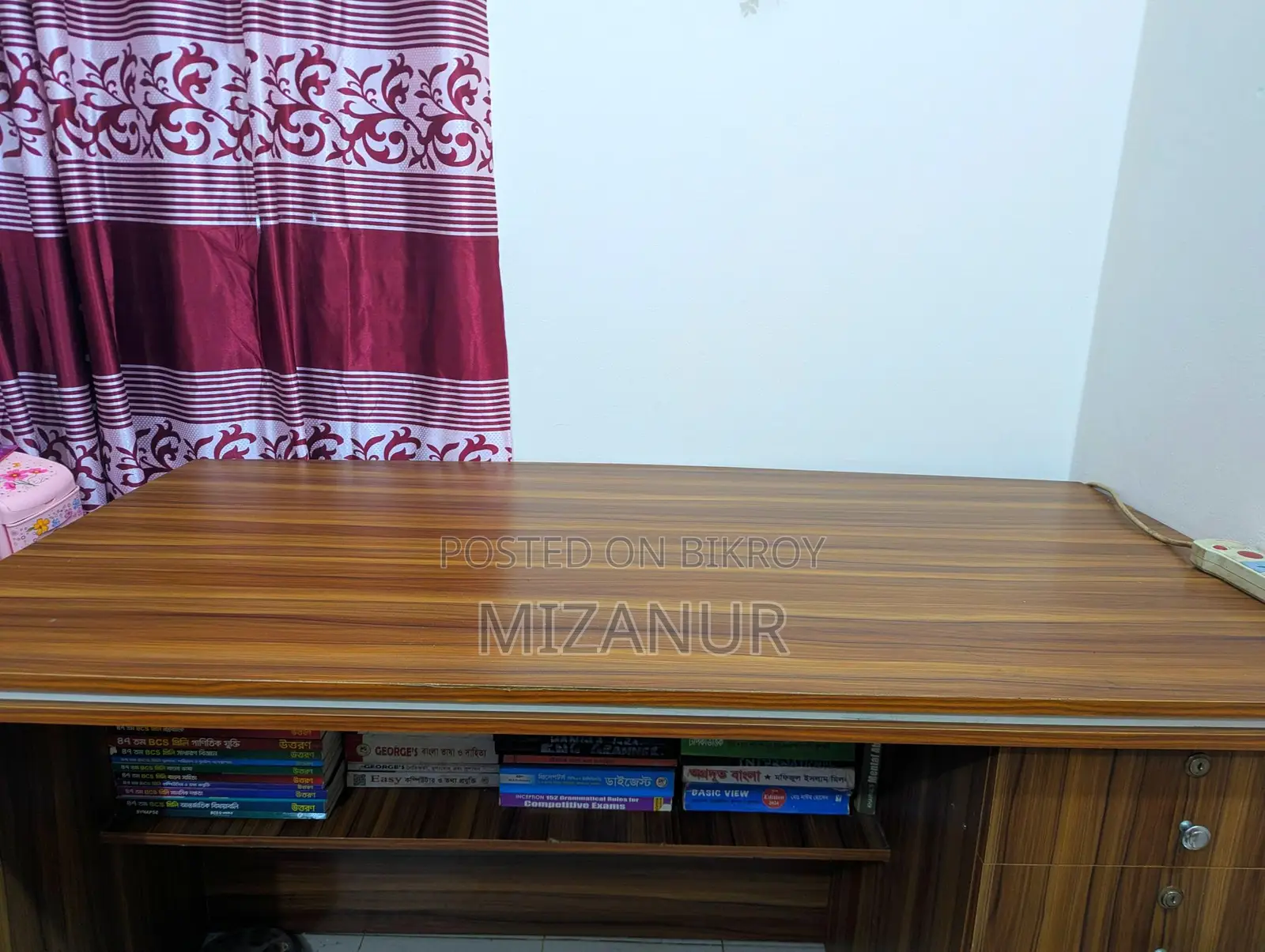Office Desk 5 Feet * 2.8