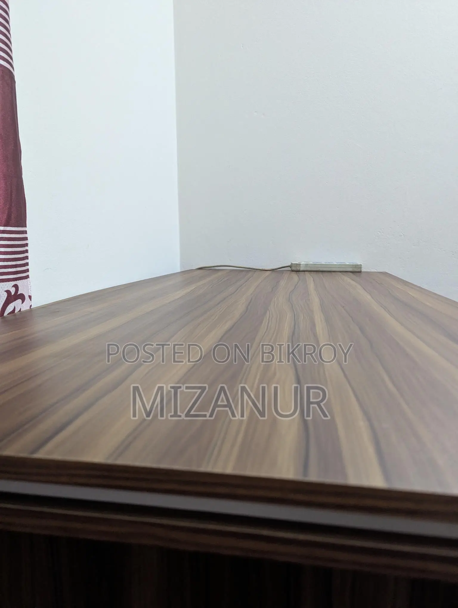Office Desk 5 Feet * 2.8