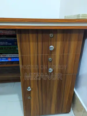Office Desk 5 Feet * 2.8