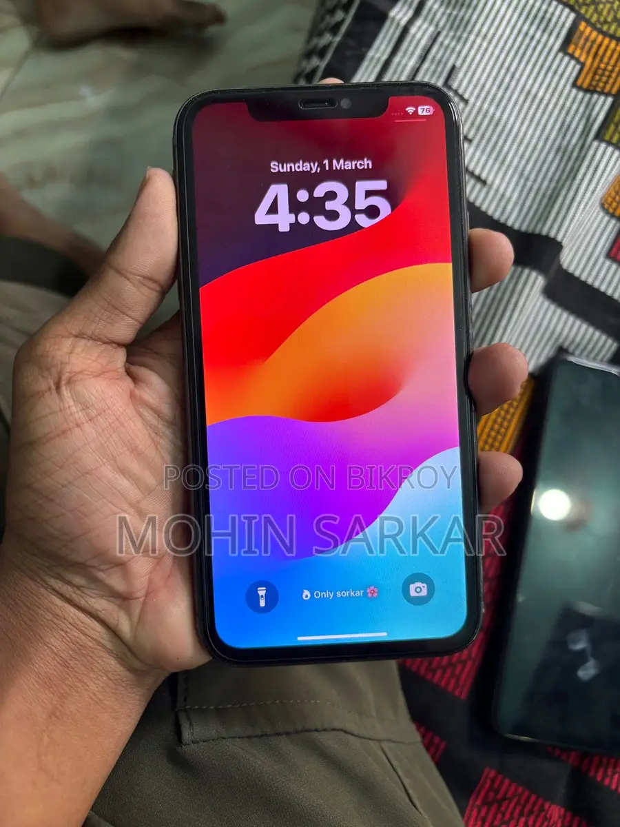 Apple iPhone 11 . (Used)