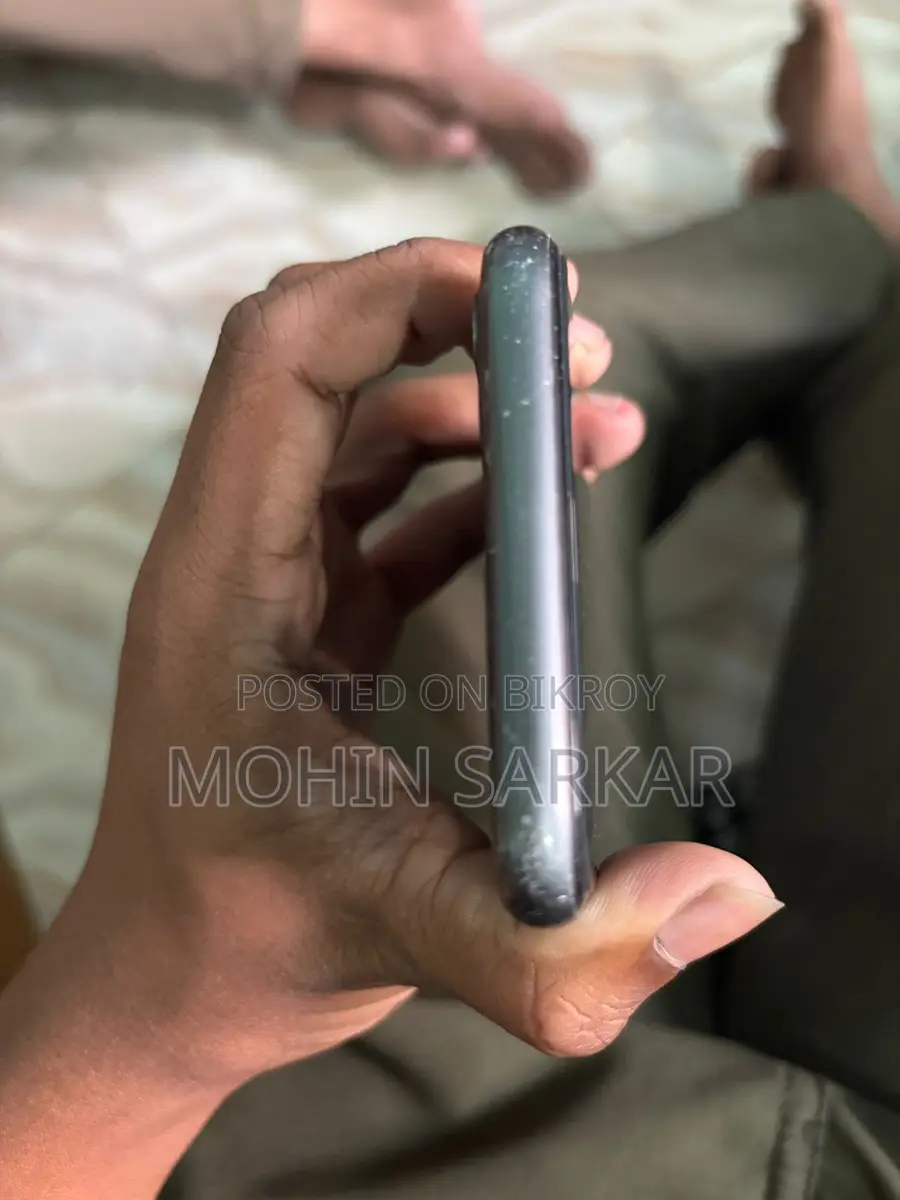 Apple iPhone 11 . (Used)