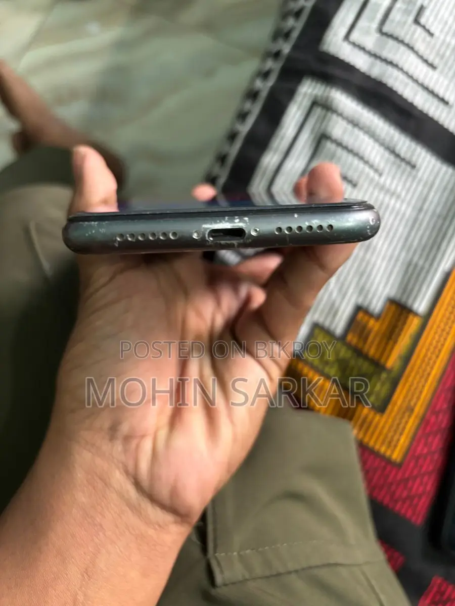 Apple iPhone 11 . (Used)