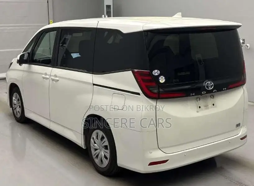 Toyota Noah X PKG HYB 2022