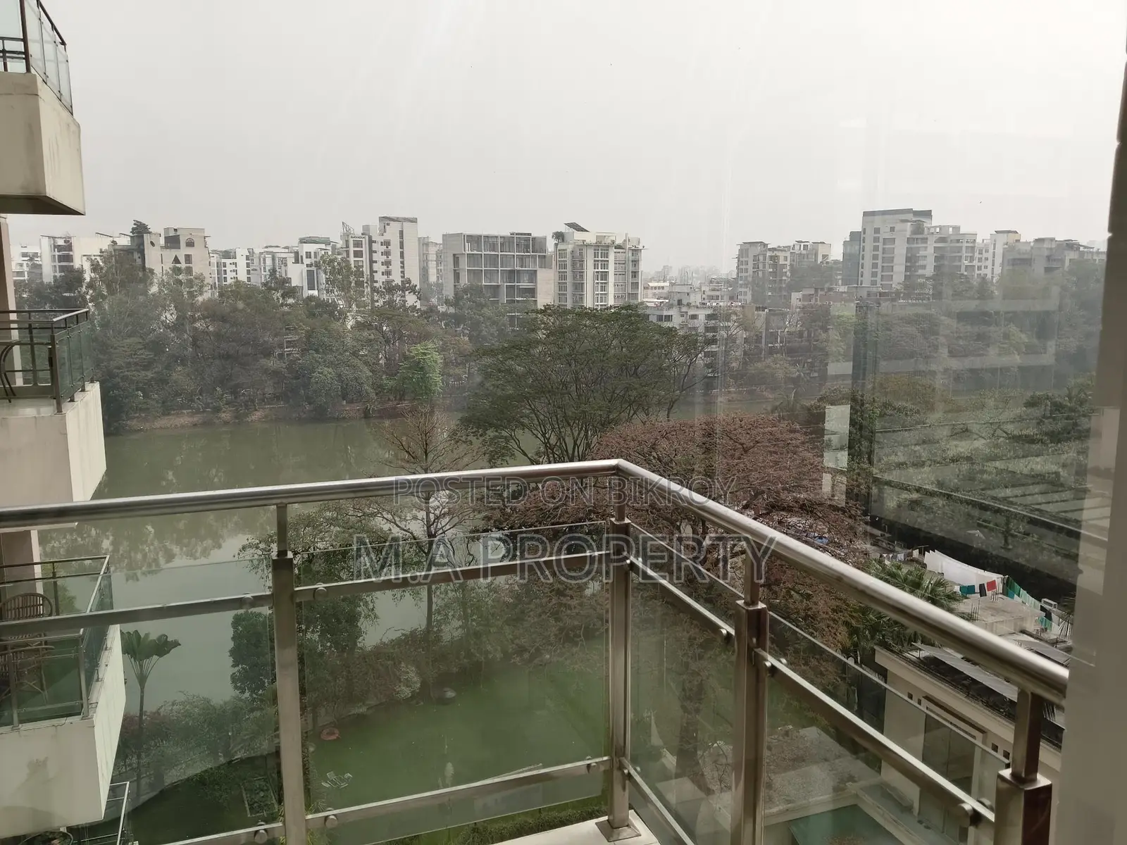 Rent Semi Furnish 3-bed Apartment 3200sft 2-carpark